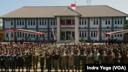 Para peserta berfoto bersama di Pulatpur Marinir, Baluran, Jawa Timur, usai rangkaian latihan dalam Super Garuda Shield 2023 berakhir. (VOA/Indra Yoga)