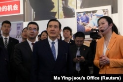 台湾前总统马英九前往中国湖北省武汉市档案馆参观“英雄城市抗击新冠肺炎疫情武汉保卫战专题展”。 （2023年3月30日）