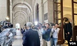 8-18流水式集会案终极上诉,大批记者在终审法院大楼外采访,拍摄香港民主党创党主席李柱铭进入法院应讯的情况 (美国之音/汤惠芸)