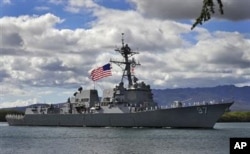 美国海军第七舰队阿利伯克级导弹驱逐舰“哈尔西号”