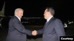 美国众议院军事委员会主席罗杰斯率领多位委员会两党成员2023年6月27日晚间抵达台湾。台湾外交部北美司副司长马博元前往接机。(照片来源:台湾外交部)