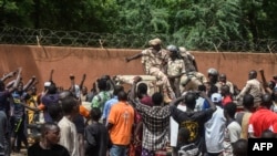 在尼日尔首都尼亚美,支持军政权的抗议者在法国大使馆外聚集并向尼日尔军人欢呼致意。(2023年7月30日)