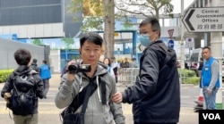 便衣警察全程近距离拍摄3名社民连成员,到政府总部就《基本法》23条立法请愿 (美国之音/汤惠芸)