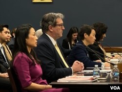 香港监察(Hong Kong Watch)组织创办人罗杰斯(中) (美国之音/莫干生)