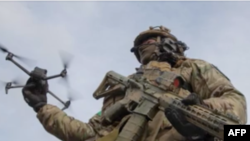 乌克兰交战双方都在战场上使用中国制造大疆无人机。(法新社视频截图)