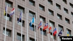 2023年3月26日，在台湾台北的大使馆所在的外交区，曾经悬挂着洪都拉斯国旗的旗杆目前已空。旁边是其他国家的国旗。