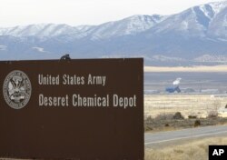 资料照 - 照片摄于2012年1月18日,位于美国犹他州斯托克市附近的沙漠美国陆军化学武器储存库。当日,美国陆军在这里销毁最后一批装有芥子毒剂155毫米炮弹。过去15年间,美国在这座储存库里陆续销毁了最大批量的库存化学武器,占美国化学武器总量的44%。