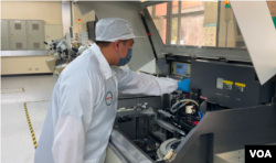 张明贵正在操作机器 (美国之音/林柏宏)