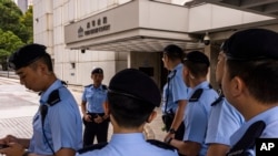 香港警察在高等法院外站岗,该法院将就反送中运动中的抗议歌曲“愿光荣归香港”是否违反国安法并需要被禁止作出裁决。(2023年7月21日)