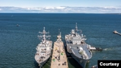 美国两艘军舰2023年6月4日准备离开爱沙尼亚港口参与波罗的海军演。（爱沙尼亚国防军照片）