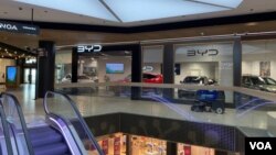 中国电动汽车巨头比亚迪在芬兰埃斯波市一家大型购物中心内的专卖店。(2024年6月13日)