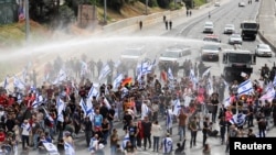 以色列警方动用水炮在特拉维夫街头驱赶示威者。(路透社2023年3月23日照片)