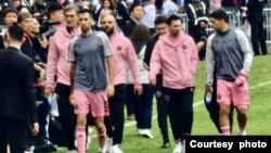 美职联球队国际迈阿密队长、世界球王梅西(右二),在该队2月4日对阵香港队的友谊表演赛中缺阵,引起大批现场球迷不满 (照片由被访者赵小姐提供)