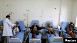 Bác sĩ chăm sóc bệnh nhân ung thư tại trung tâm chữa trị ung thư ở Sana'a, Yemen, ngày 11/2/2017.