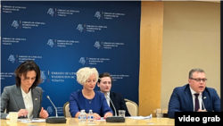 2024年1月31日,波罗的海国家议会议长在立陶宛大使馆对记者发表讲话。从左到右:立陶宛议会议长维克托里娅·克米利特-尼尔森、拉脱维亚议长戴格·米尔瑞纳和爱沙尼亚议长劳里·胡萨尔。