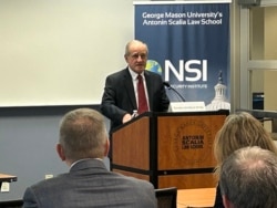 2024年4月11日,美国国会参议院外交委员会资深成员吉姆·里施(Jim Risch)在美国国家安全研究所(NSI)举办的讨论会上谈论中共在西半球的威胁和复兴“门罗主义”的重要性。(美国之音记者薛小山拍摄)