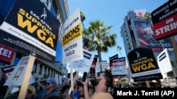 2023年7月13日,在洛杉矶街头,美国演员工会-美国电视和广播艺人联合会宣布罢工,编剧组成的罢工纠察队在网飞工作室外集会,声援演员。这是自1960年以来首次演员和编剧同时举行罢工。 (美联社)