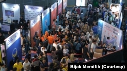 Para pengunjung memadati stan-stan partai politik untuk menelusuri rekam jejak serta gagasan para caleg dari setiap partai. (Foto: Courtesy/Bijak Memilih)