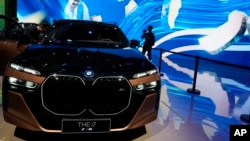 资料照:2023年上海车展上展出的德国BMW i7 M70L车型。(2023年4月19日)