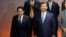 在旧金山举行的亚太经合组织峰会上，日本首相岸田文雄（左）与中国国家主席习近平和其他与会领导人合影留影。（2023年11月16日）
