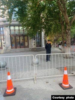 10月25日上午沈阳市和平区法院戒备森严,门前用铁栅栏围着 (王宇提供)