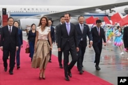 资料照:叙利亚总统阿萨德和夫人乘坐中国国际航空公司的飞机抵达中国杭州参观访问。(2023年9月1日)