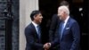 Perdana Menteri Inggris Rishi Sunak berjabat tangan dengan Presiden AS Joe Biden setelah pertemuan mereka di Downing Street 10 di London, 10 Juli 2023. (Foto: Reuters)