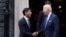 Perdana Menteri Inggris Rishi Sunak berjabat tangan dengan Presiden AS Joe Biden setelah pertemuan mereka di Downing Street 10 di London, 10 Juli 2023. (Foto: Reuters)