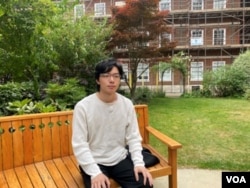 俞斌,在伦敦,白纸运动时被捕三次,决定离开中国(美国之音/李伯安)