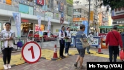 香港首次爱国者治港下的区议会选举12月10日投票日前，有候选人及团队在街上宣传，不过市民反应并不热烈 (美国之音/汤惠芸)
