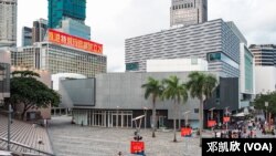 香港有大厦以LED灯墙展示庆回归标语 (邓凯欣拍摄)