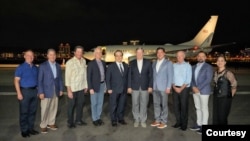 美国国会众议院军事委员会主席迈克·罗杰斯(右五)率领多位委员会两党成员2023年6月27日晚间抵达台湾,将展开为期三天访问。台湾外交部北美司副司长马博元(左五)前往接机。(照片来源:台湾外交部)