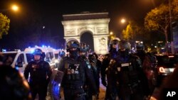 2023 年 7 月 1 日,警察在巴黎香榭丽舍大街凯旋门前巡逻。