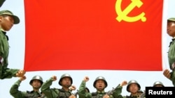 资料照:中国军队士兵向中共党旗宣誓。