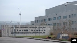 资料照片:2021年4月22日,在新疆维吾尔自治区乌鲁木齐郊区看到的上汽大众工厂。(美联社照片)