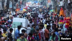 资料照:印度民众在德里旧城区拥挤的商业街购物。(2022年10月11日)