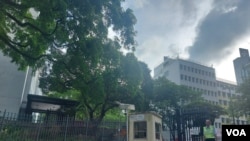 目前已改为律政司办公室的前中区政府合署,曾是每年七一大游行的终点。惟现在已重门深锁,严禁市民靠近,若有人靠近则被保安严斥离开。(美国之音)