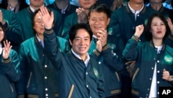 2023 年 7 月 16 日,台湾台北,执政的民进党总统候选人赖清德在民进党党代表大会上挥手致意。