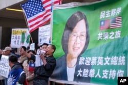 台湾总统蔡英文的支持者等候在她在洛杉矶下榻的酒店外。（2023年4月4日）