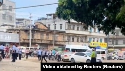 中国广东的警察封锁了廉江市一所幼儿园发生持刀砍人事件的现场。(2023年7月10日)