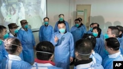 资料照:时任中国总理李克强在新冠疫情爆发阶段前往湖北省武汉市金银潭医院与医护人员交谈。(2020年1月27日)