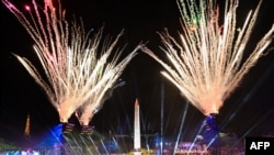 2024年残奥会在法国首都巴黎开幕,图为在巴黎协和广场举行的巴黎残奥会开幕式上的烟花以及卢克索方尖碑。(2024年8月28日)