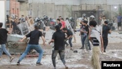 在瑞典驻巴格达大使馆外,伊拉克警察与抗议者爆发冲突。(2023年7月20日)