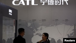 中国新能源科技公司宁德时代在北京举行的中国国际供应链促进博览会上的展台。(2023年11月28日)