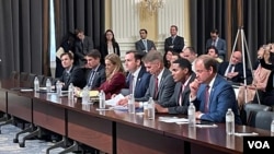 美国国会众议院中国特设委员会2023年7月19日针对美国对华贸易和经济政策邀请专家学者召开辩论会,图为负责进行辩论会支持和提问的两党议员。(美国之音记者李逸华摄)