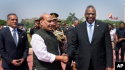 资料照:印度国防部长拉杰纳特·辛格(Rajnath Singh)与美国国防部长劳埃德·奥斯汀(右 Lloyd Austin)在新德里举行会晤。( 2023年6月5日)