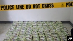 资料图片:2023年3月29日星期三,菲律宾北部碧瑶市警方对一所房屋进行突击搜查时,发现装有疑似甲基苯丙胺的茶包。(美联社)