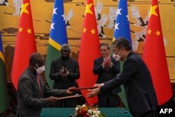 中国总理李强与所罗门群岛总理索加瓦雷在北京人大会堂出席一个签字仪式。(2023年7月10日)