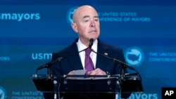 资料照片:美国国土安全部长马约尔卡斯在美国市长会议冬季会议上发表讲话。(2024年1月18日)