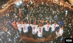 2013年4月底,参与码头罢工的工人,在T恤背后写上“为尊严、撑到底”的罢工口号 (美国之音/汤惠芸)